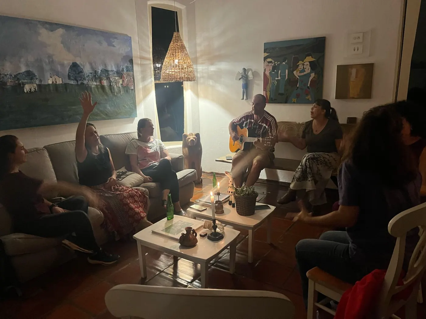 Momento de convívio noturno com música