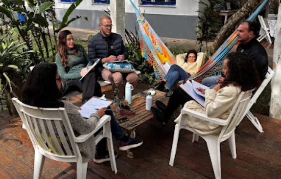 Quatro pessoas conversando em uma área externa