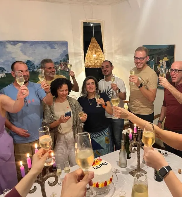 Brinde coletivo em momento de celebração do encontro