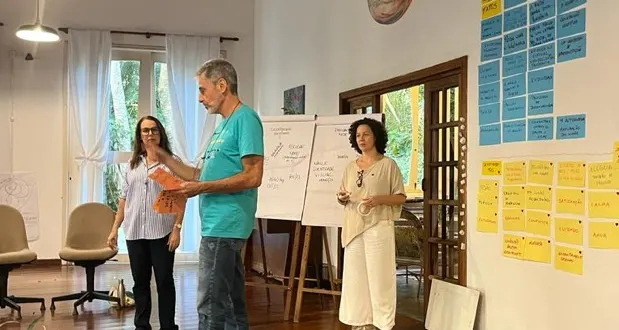 Pequeno grupo apresentando o resultado do trabalho
