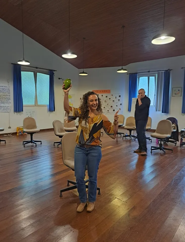 Integrante conduzindo uma vivência com o grupo em roda