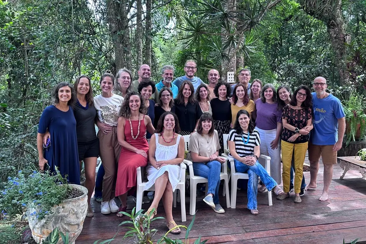 Foto do grupo numeroso reunido em área externa