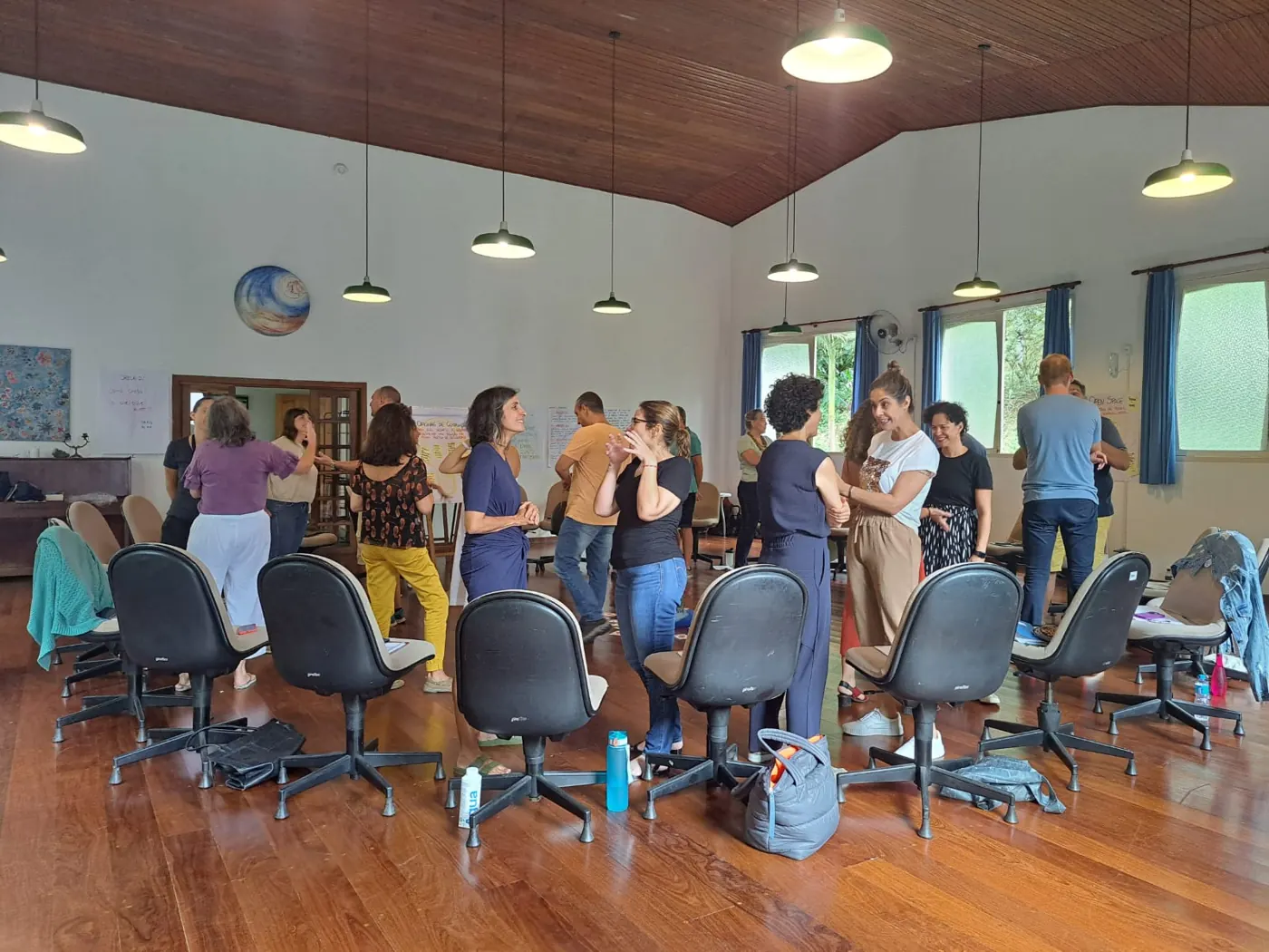 Grupo em pé formando um círculo na sala