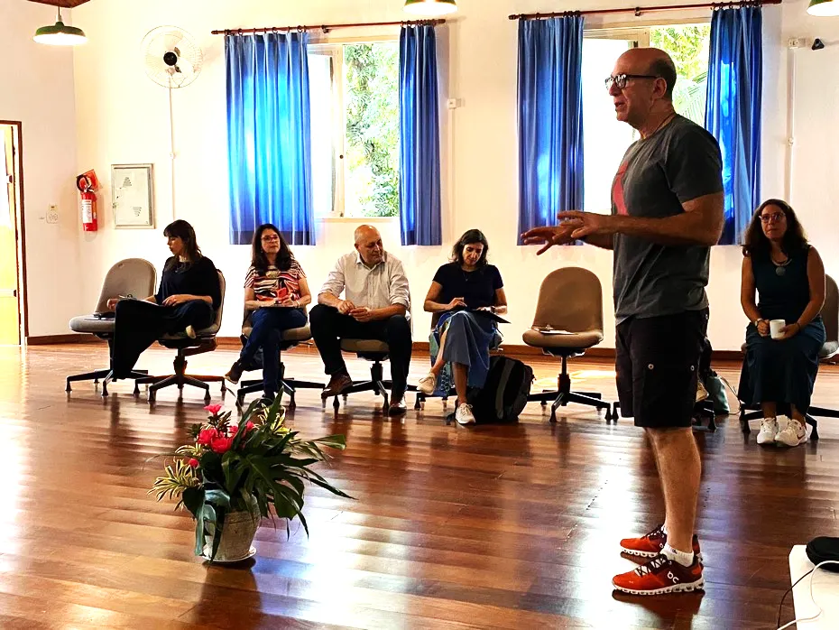 Roda de conversa com o grupo sentado e um integrante falando