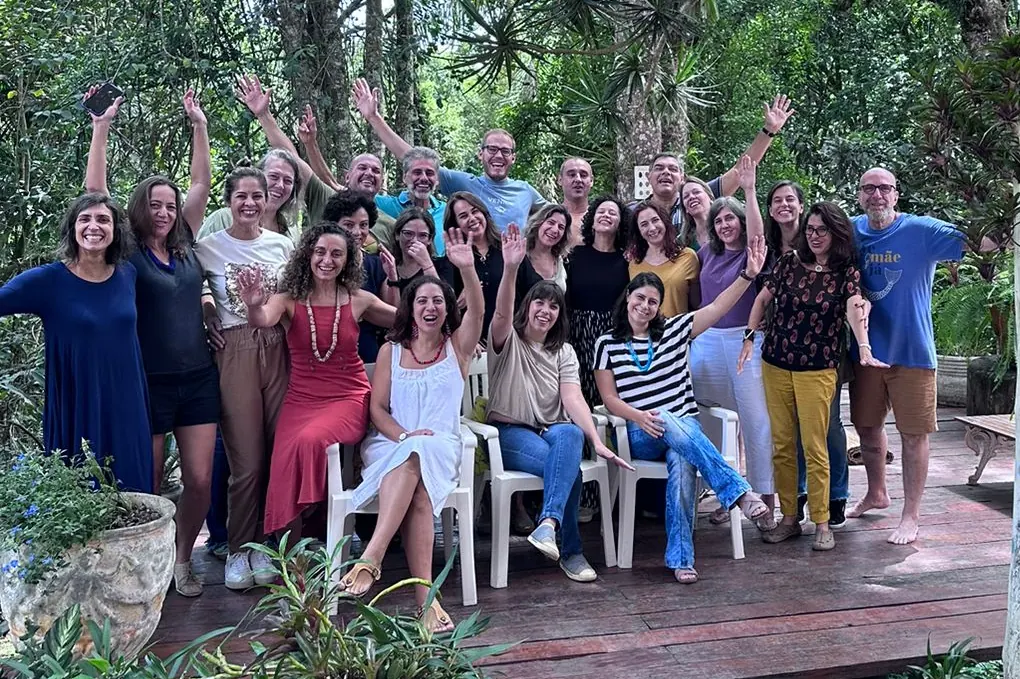 Grupo grande acenando em um deck externo