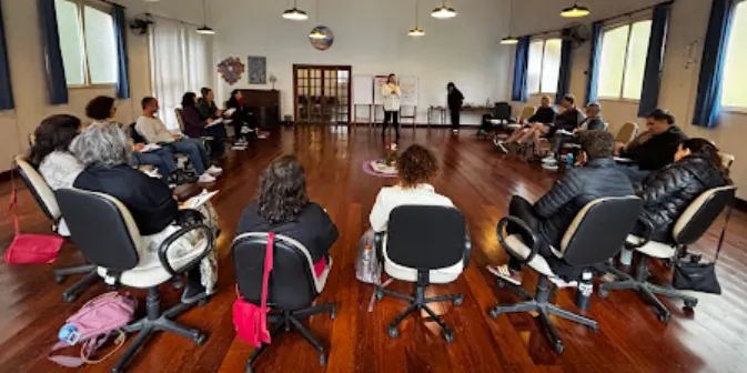 Grupo sentado em círculo, visto por trás