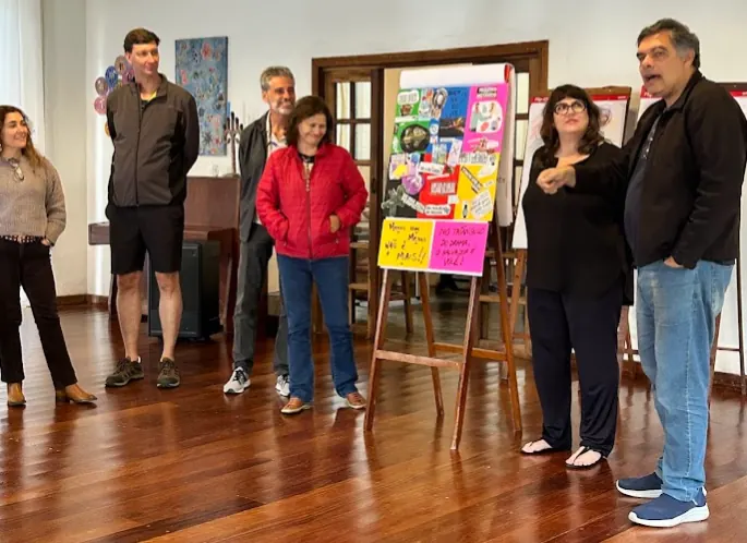 Grupo apresentando o trabalho reunido em seu cartaz