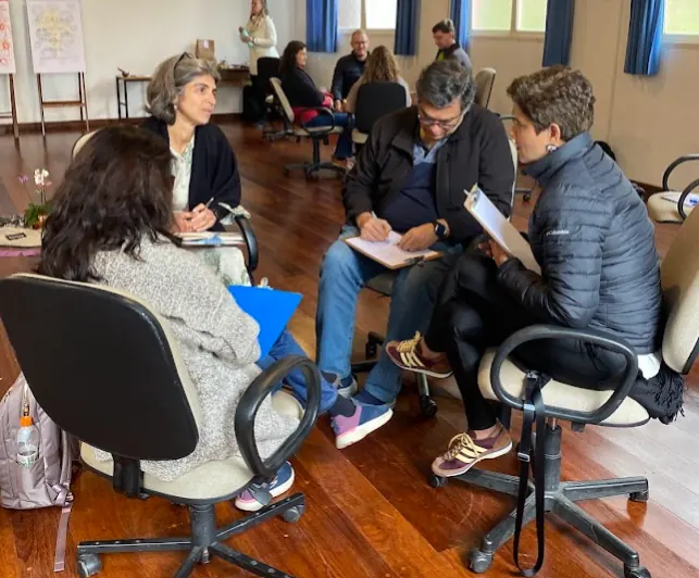 Quatro pessoas conversando sentadas