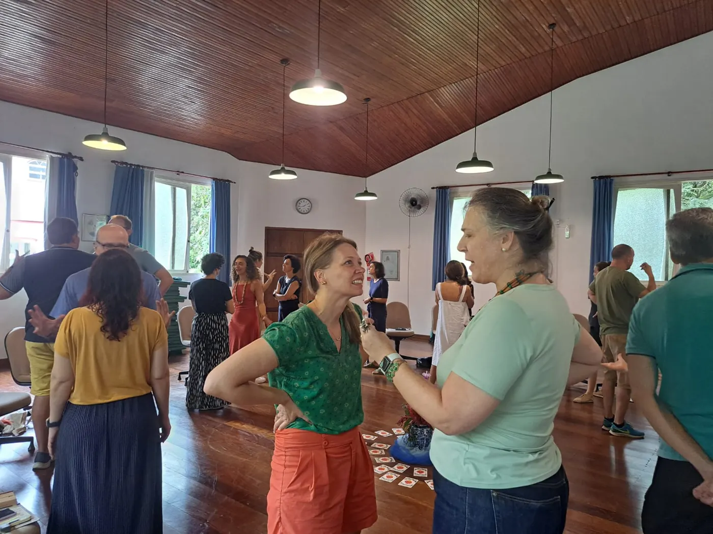 Interação próxima entre três participantes