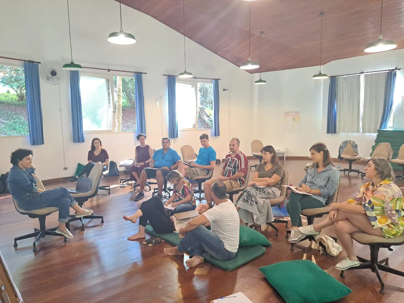 Círculo de participantes em discussão
