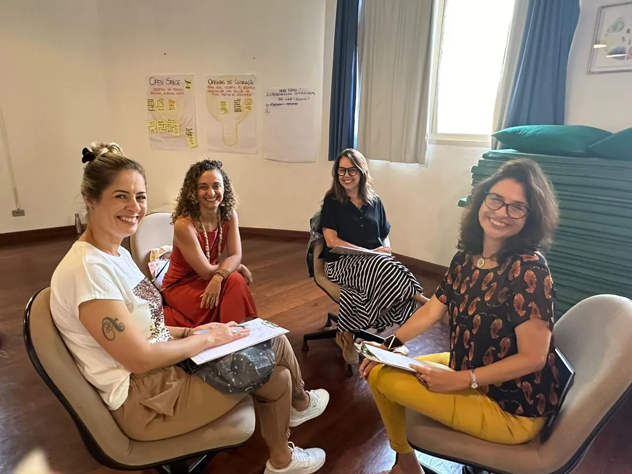 Quatro mulheres em conversa em círculo