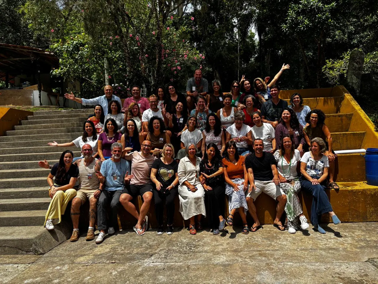 Grupo grande posado em uma escadaria de pedra ao ar livre