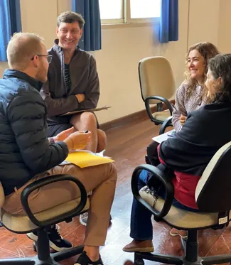 Pequeno grupo conversando e sorrindo