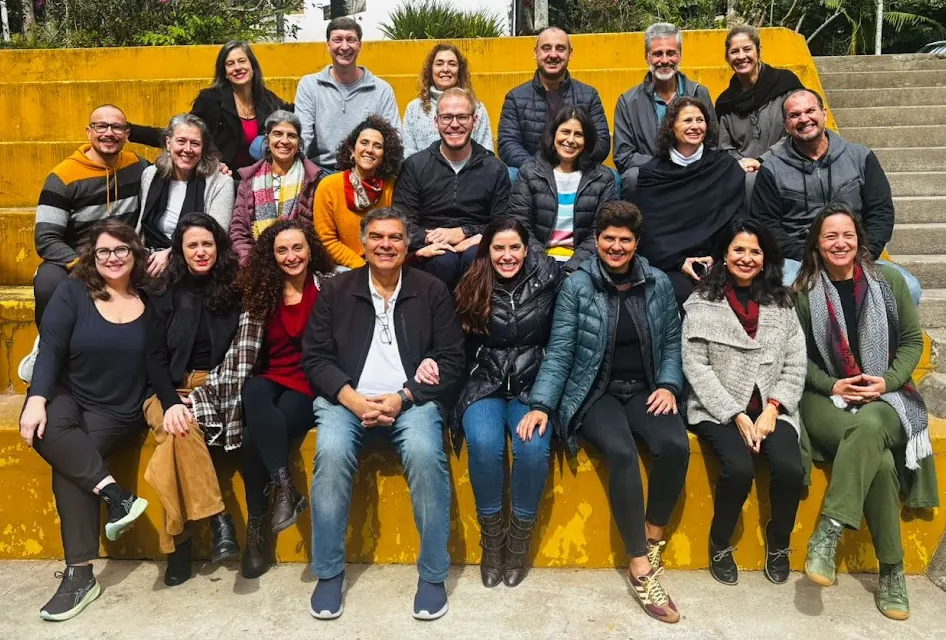 Grupo de integrantes da rede posados em uma escada externa