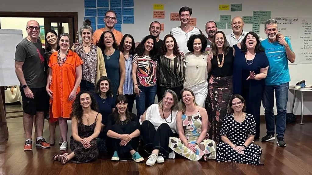 Foto do grupo reunido no salão ao fim do encontro