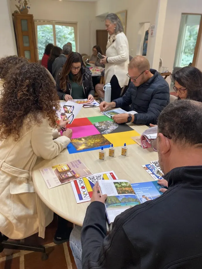 Integrantes trabalhando em artes manuais à mesa